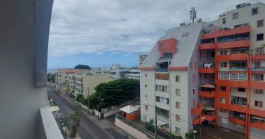 a vendre f2 de 53.21m2 à st denis avec vue mer et montagne