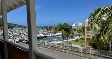 gourbeyre - marina de riviere sens- appartement t2 avec balcon d’angle   vue marina